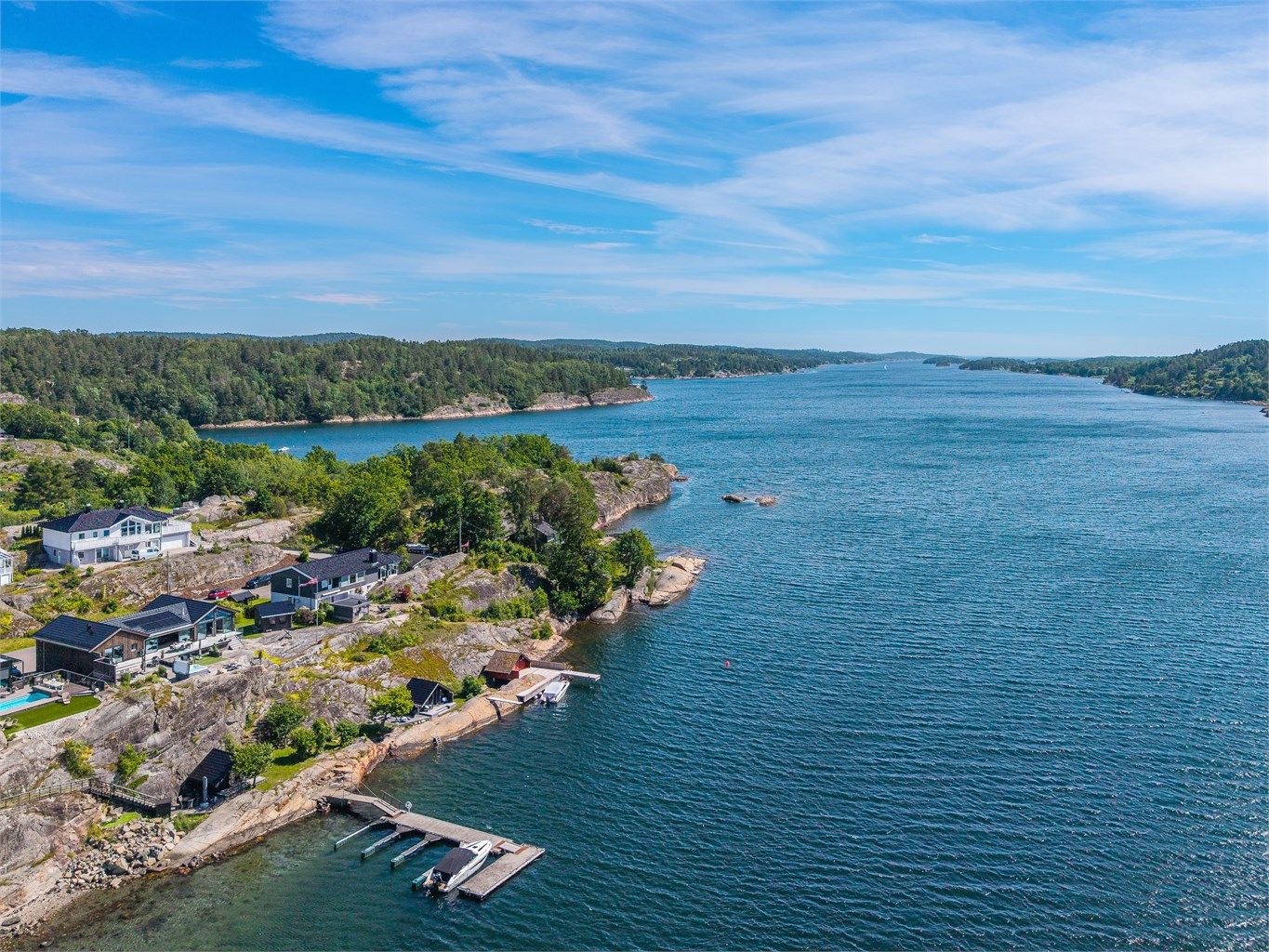 Fantastisk strandeiendom med nyere bolig -høyt og fritt m/panorama sjøutsikt, brygge og sjøbod - vestvendt og solrik. (Platting ved sjøbod er ikke omsøkt)  
