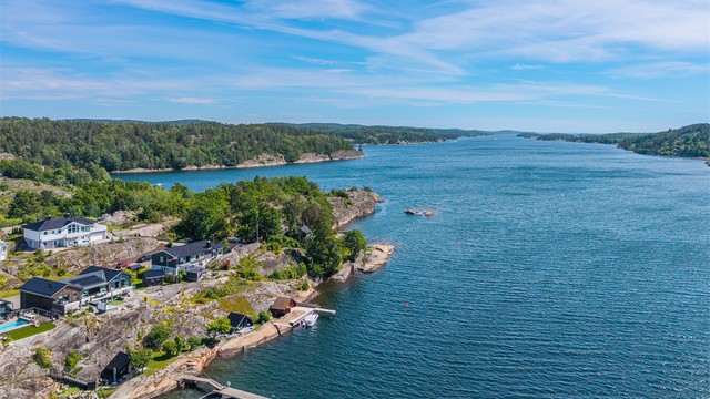 Fantastisk strandeiendom med nyere bolig -høyt og fritt m/panorama sjøutsikt, brygge og sjøbod - vestvendt og solrik. (Platting ved sjøbod er ikke omsøkt)