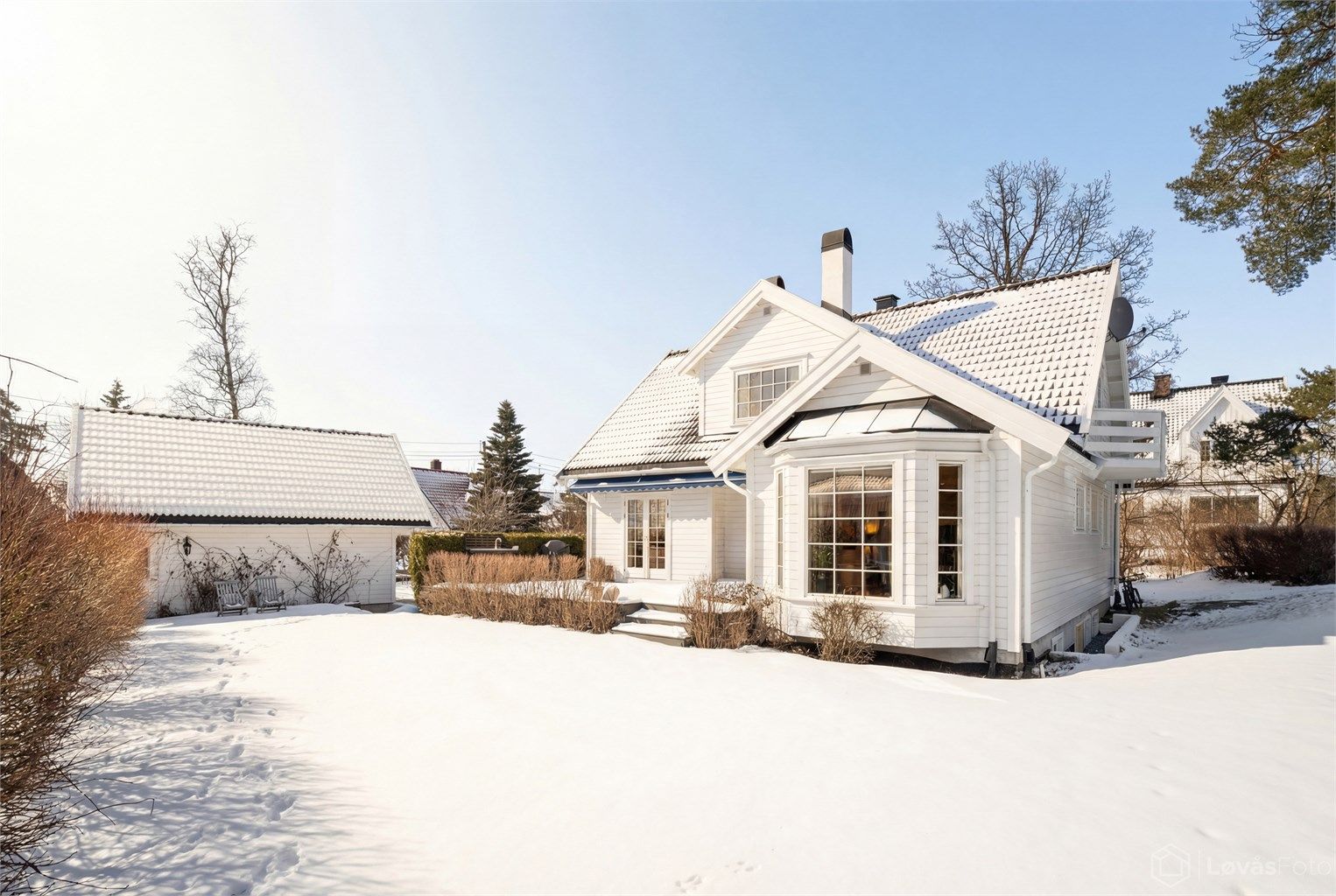 Solrik, skjermet og meget pent opparbeidet tomt med terrasse, plenareal og beplantning