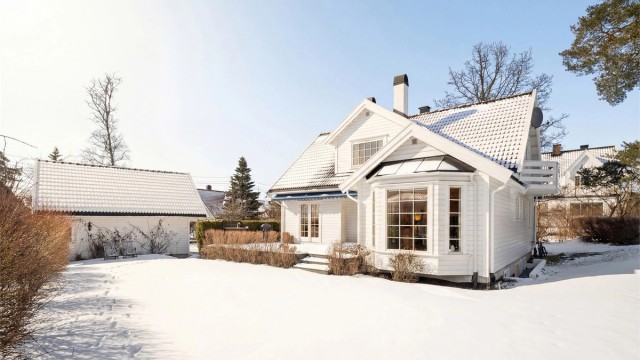Solrik, skjermet og meget pent opparbeidet tomt med terrasse, plenareal og beplantning