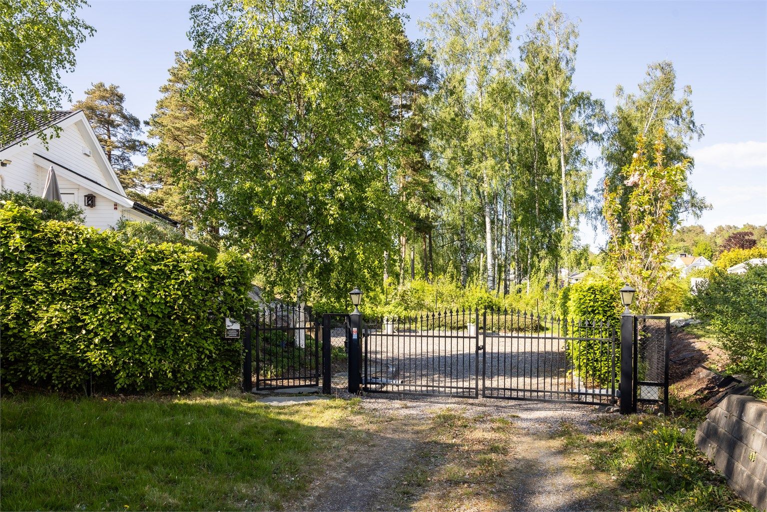 Eiendommen er beliggende på et høydedrag innerst i blindvei. Denne boligen tilbyr en unik kombinasjon av fredelig atmosfære og praktisk beliggenhet