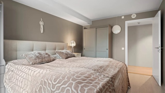 Leiligheten har 3 romslige soverom med gode møbleringsmuligheter og plass til garderobeløsninger.