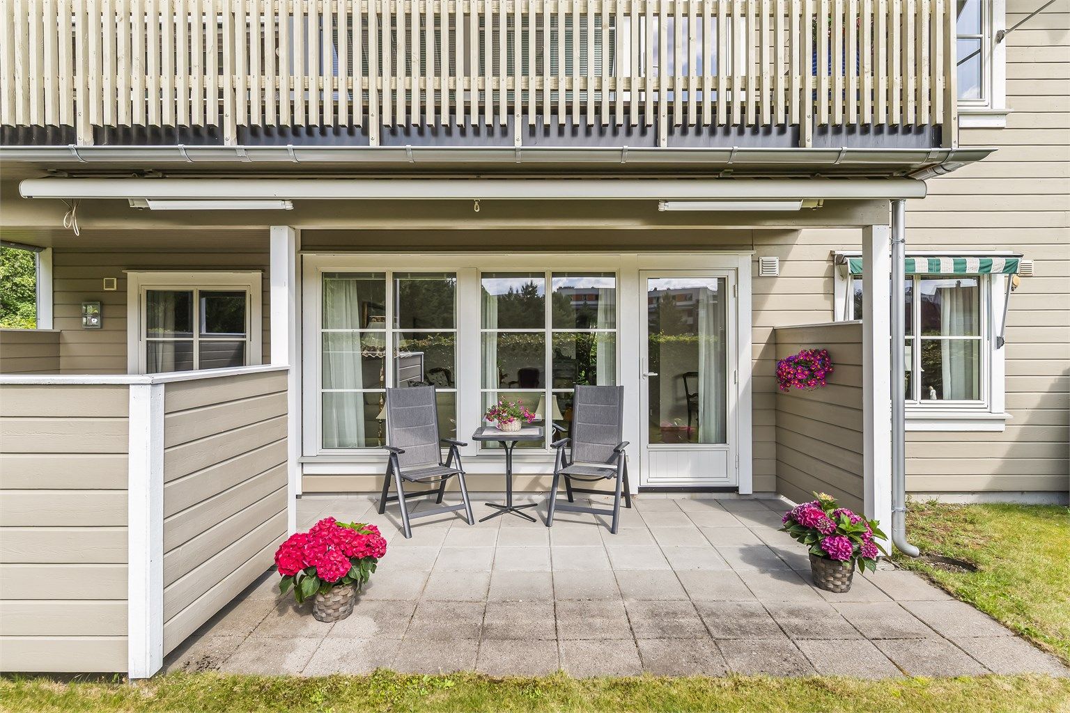 Vestvendt terrasse utenfor stuen