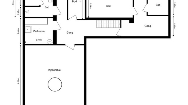 Underetasjen rommer en stor kjellerstue, bad, badstue, vaskerom og rikelig med lagringsplass i fem boder.