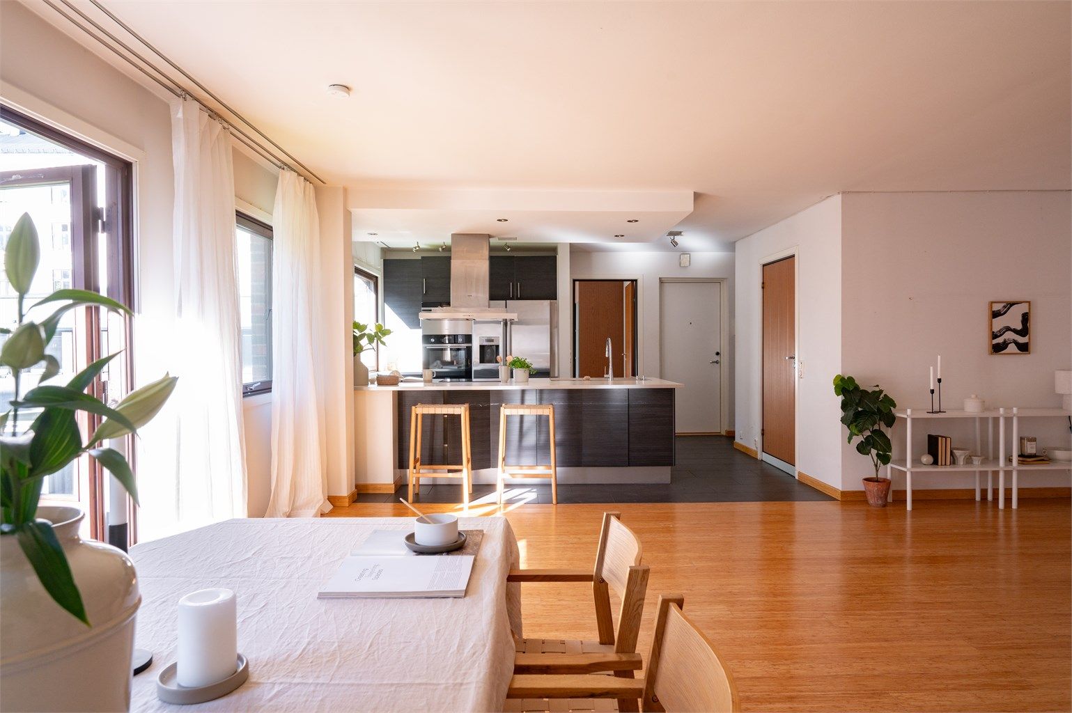 Boligen er innholdsrik, og består av entré, en stor sosial sone med lys stue og kjøkken fra HTH, balkong med ettermiddags-/kveldssol, to gode soverom i hver sin ende av leiligheten, og et tidløst bad.