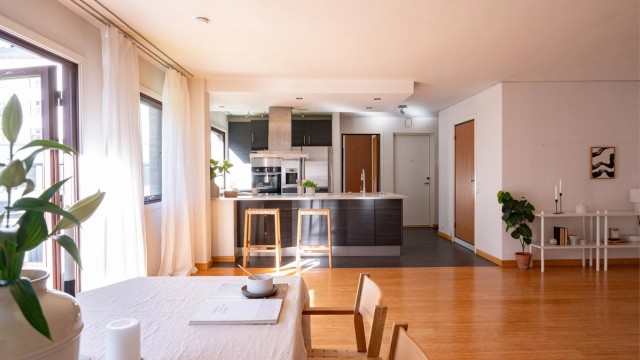 Boligen er innholdsrik, og består av entré, en stor sosial sone med lys stue og kjøkken fra HTH, balkong med ettermiddags-/kveldssol, to gode soverom i hver sin ende av leiligheten, og et tidløst bad.