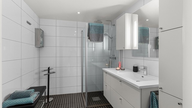 Videre er badet innredet med vegghengt toalett samt dusjhjørne med glassvegger og regndusj. Badet ble oppgradert med nytt blandebatteri i 2023.