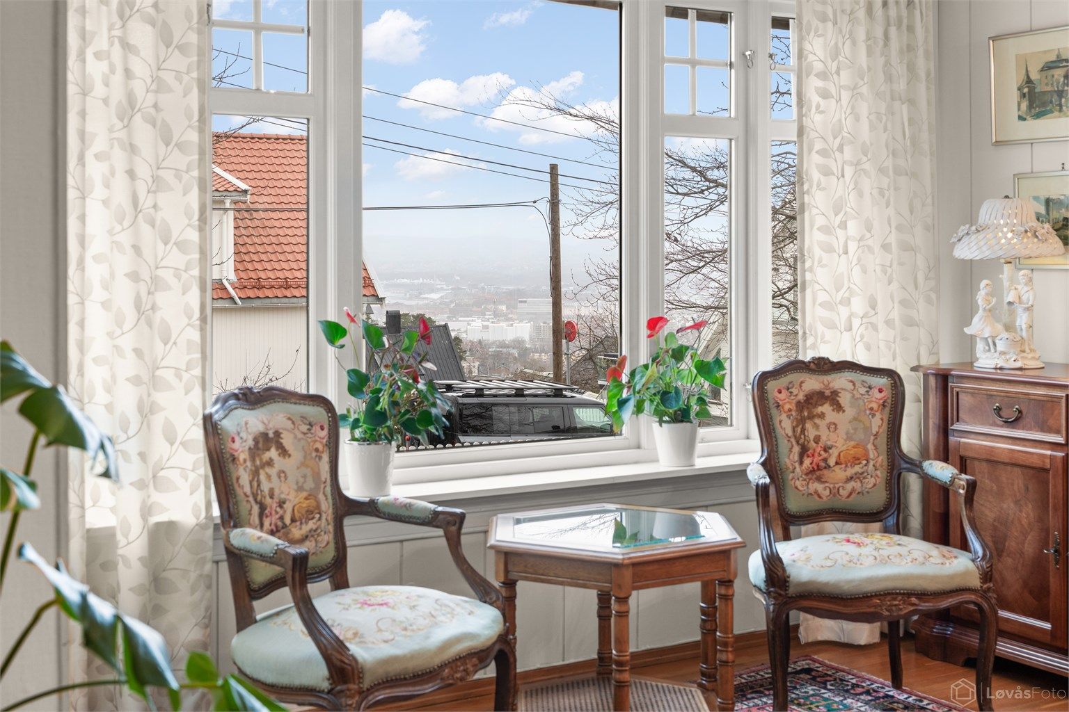 Fra stuen er det utsikt over nærområdet.