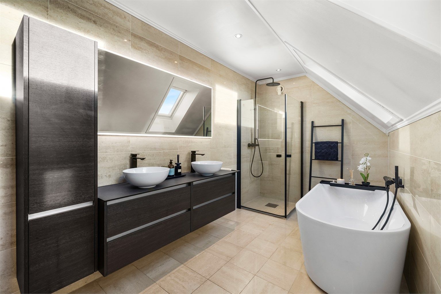 Innredningen ble oppgradert i 2020 med doble servanter, et stort speil med belysning samt sorte detaljer på armatur og dusjdører.