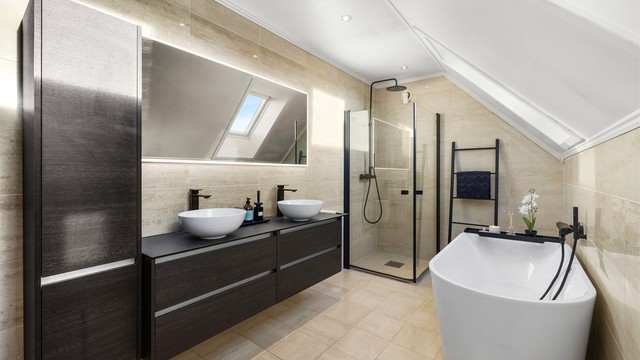 Innredningen ble oppgradert i 2020 med doble servanter, et stort speil med belysning samt sorte detaljer på armatur og dusjdører.