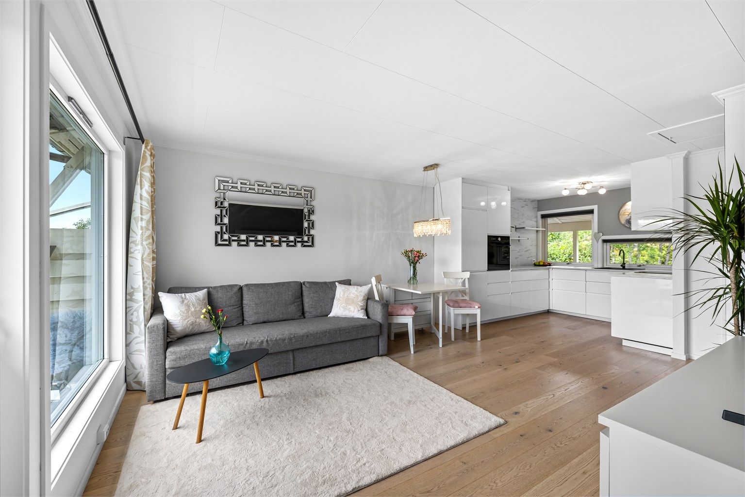 Gjennomgående leilighet, med planløsning som enkelt kan innredes med flere soner.