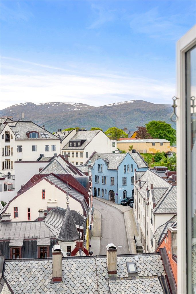 Utsikt over den karakteristiske jugendbebyggelsen i sentrum fra kjøkken og soverom.