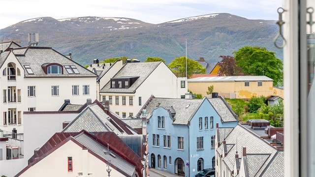 Utsikt over den karakteristiske jugendbebyggelsen i sentrum fra kjøkken og soverom.