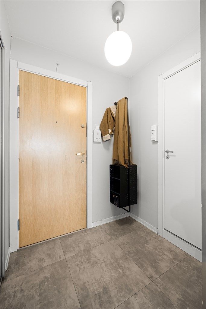 Praktisk entré med plass til enkel oppheng.
