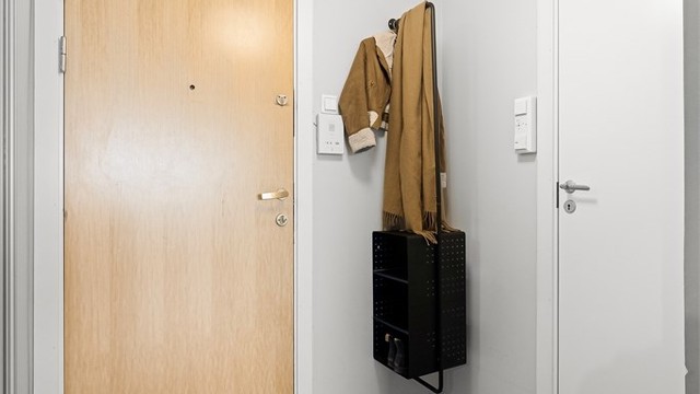 Praktisk entré med plass til enkel oppheng.