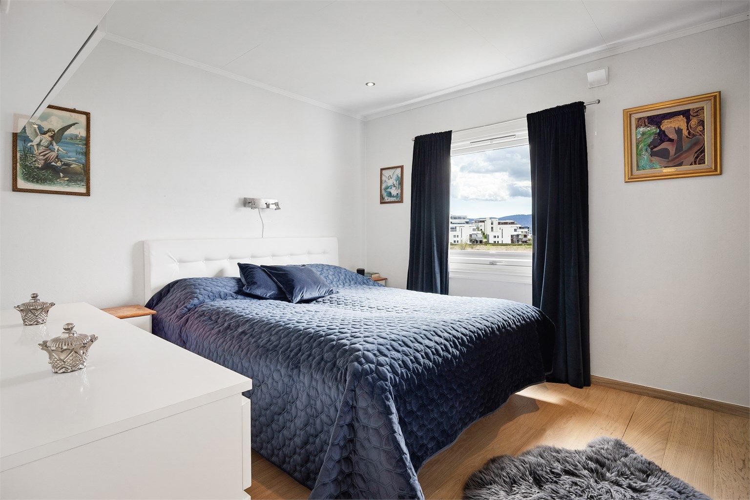 Soverommet har en praktisk skyvedørsgarderobe med speilfronter. 