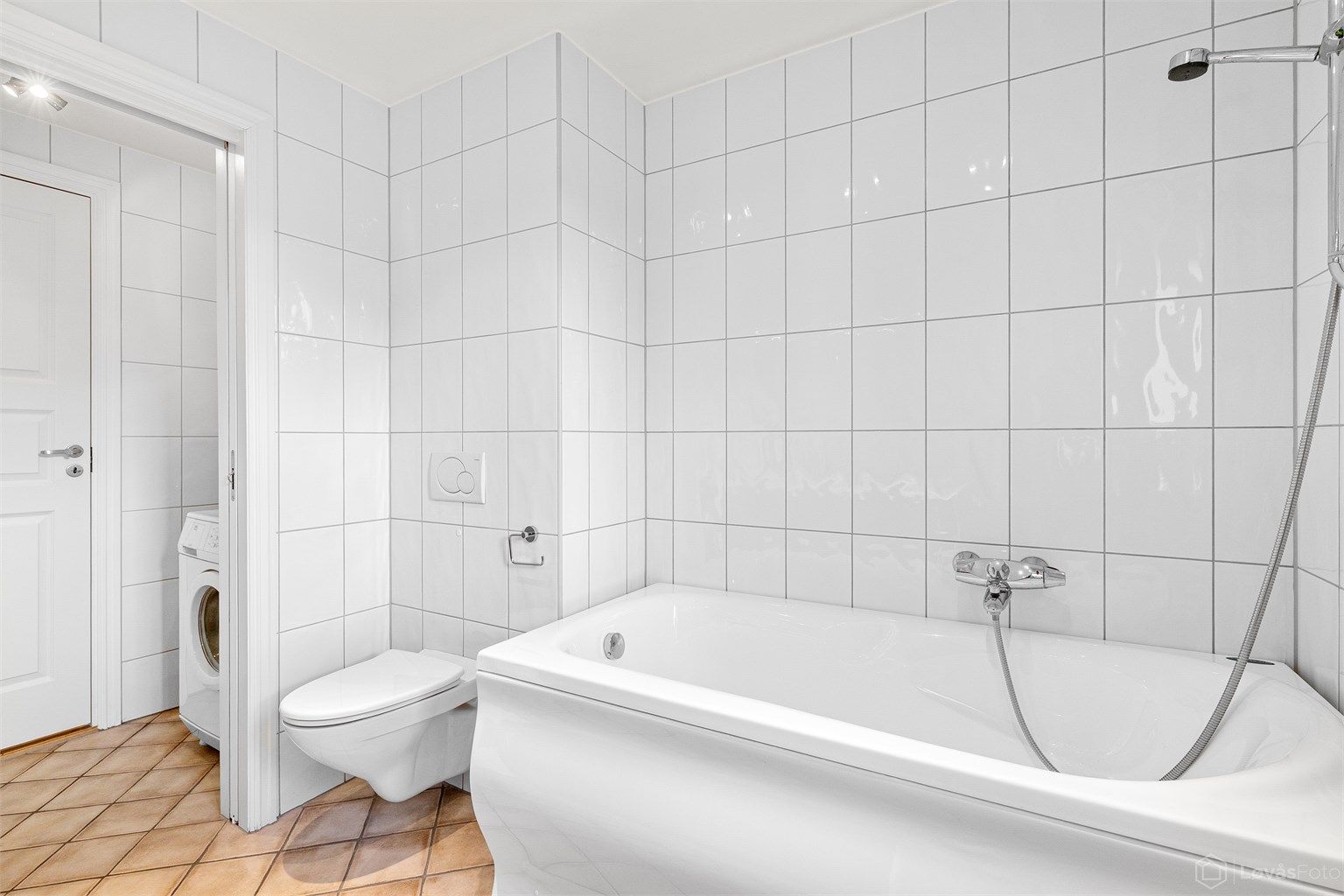 Skyvedør mellom badet og vaskeromsdelen