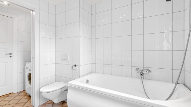 Skyvedør mellom badet og vaskeromsdelen
