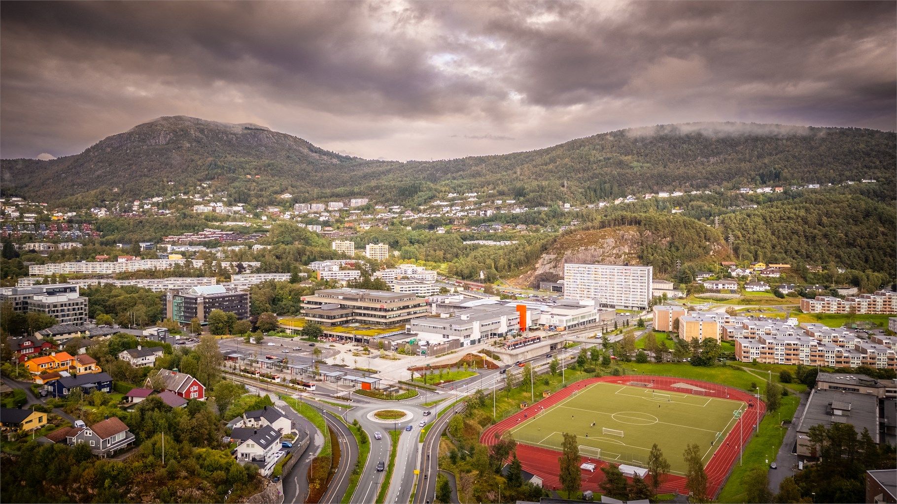 Fyllingsdalens sentrum. Her finner man Oasen kjøpesenter og "Oasenbanen" og Fyllingsdalen idrettshallen