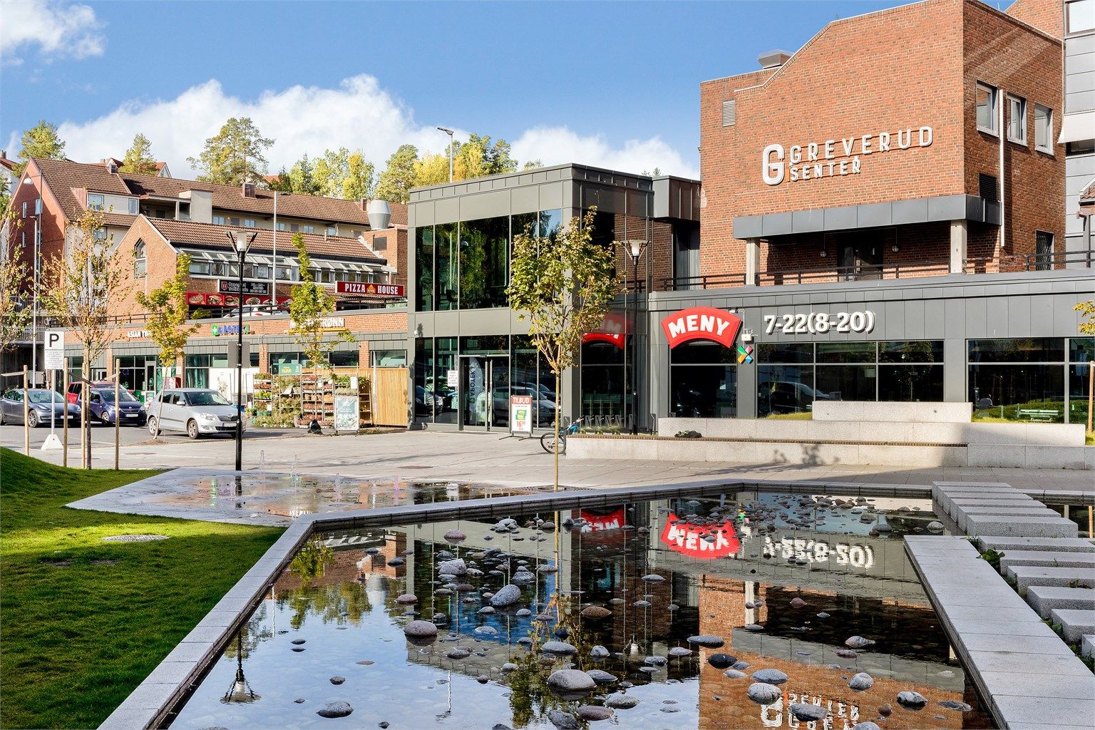 Greverud Torg med servicetilbud som matbutikk og apotek er en kort kjøretur unna.