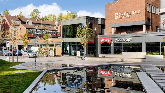 Greverud Torg med servicetilbud som matbutikk og apotek er en kort kjøretur unna.