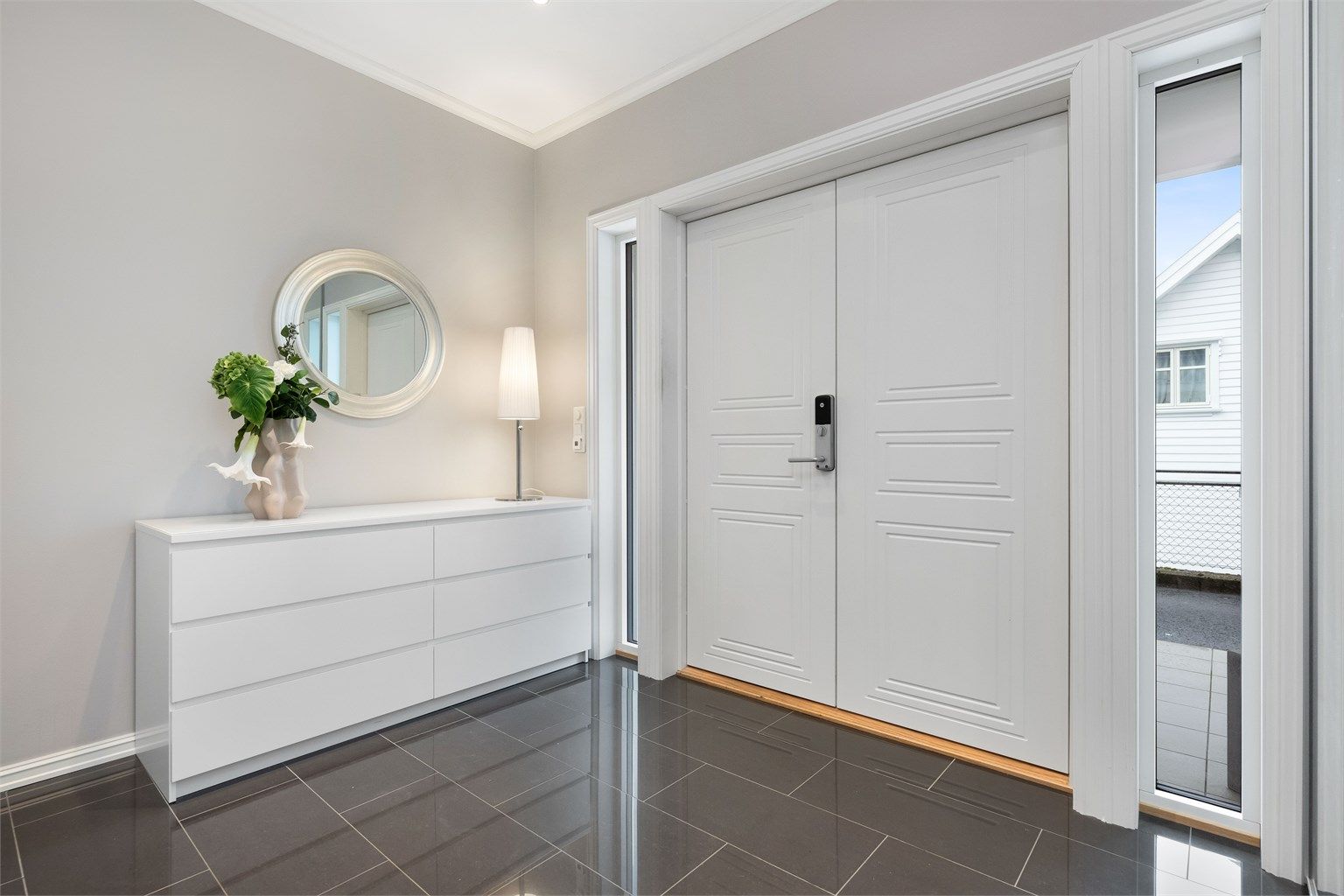 Romslig hall med god gulvflate som er flislagt med gulvvarme