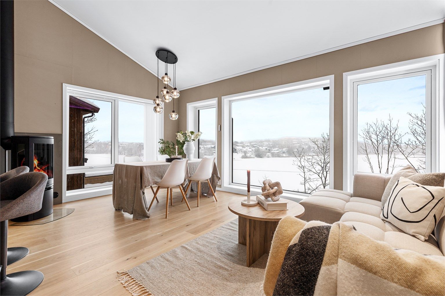 Velkommen til Sætre Terrasse 21A, presentert av Terje Tveit i Krogsveen.