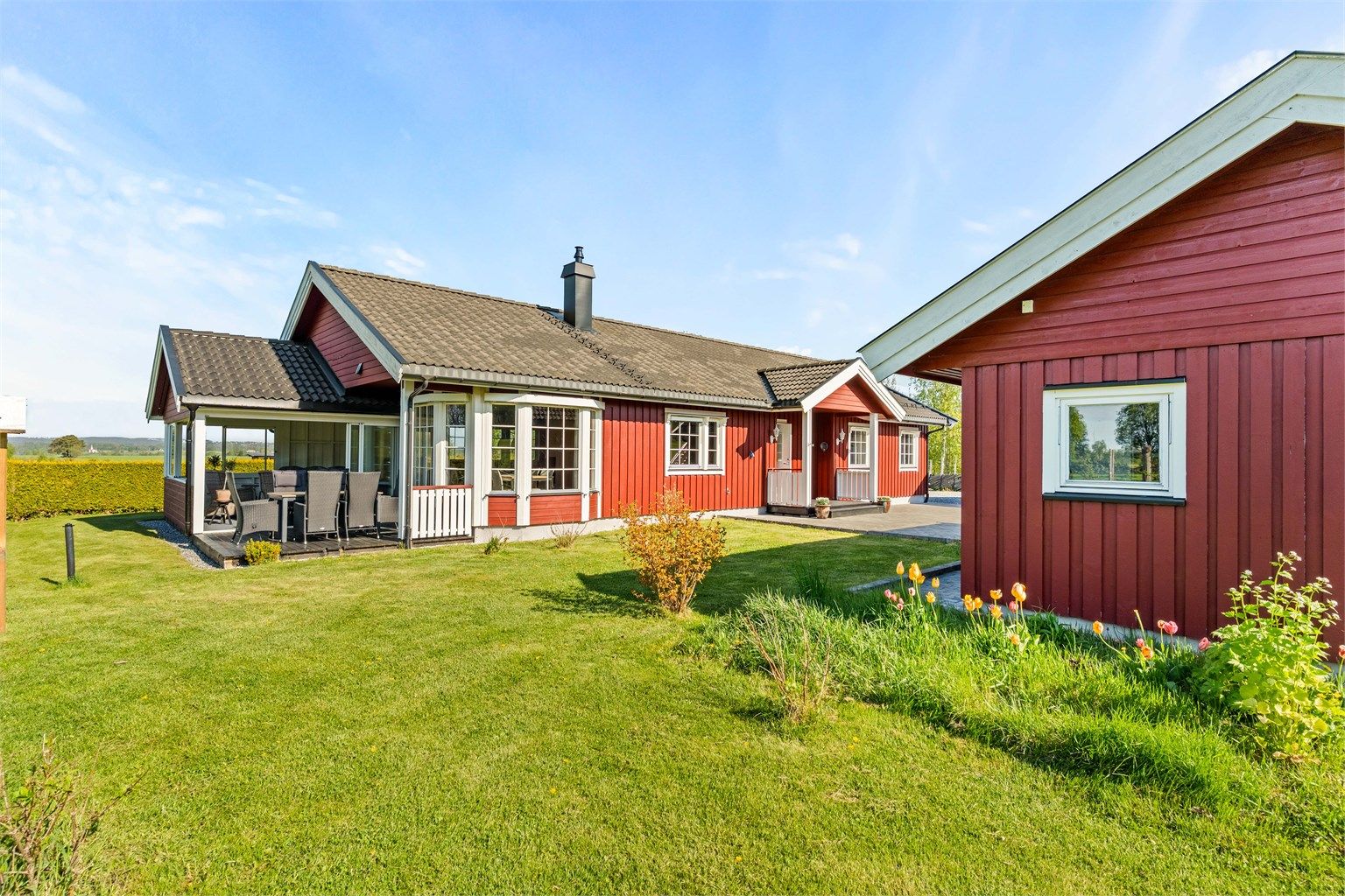 Her bor du usjenert og rolig med gode uteområder, en innglasset hagestue og en åpen terrasse.
Foto: Anders Botnmark  