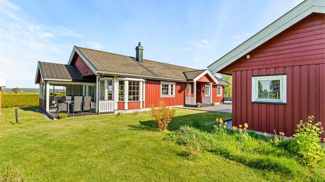 Her bor du usjenert og rolig med gode uteområder, en innglasset hagestue og en åpen terrasse.
Foto: Anders Botnmark