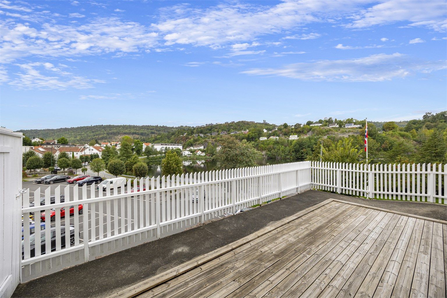 Sentrum i Tvedestrand har naturskjønne omgivelser og et rolig preg. Gangavstand til alt av byens fasiliteter samt Joker-butikk rett under boligen. 