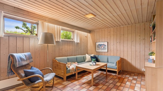 Innredet kjellerstue med flislagt gulv og gulvvarme. Ikke godkjent til varig opphold.
