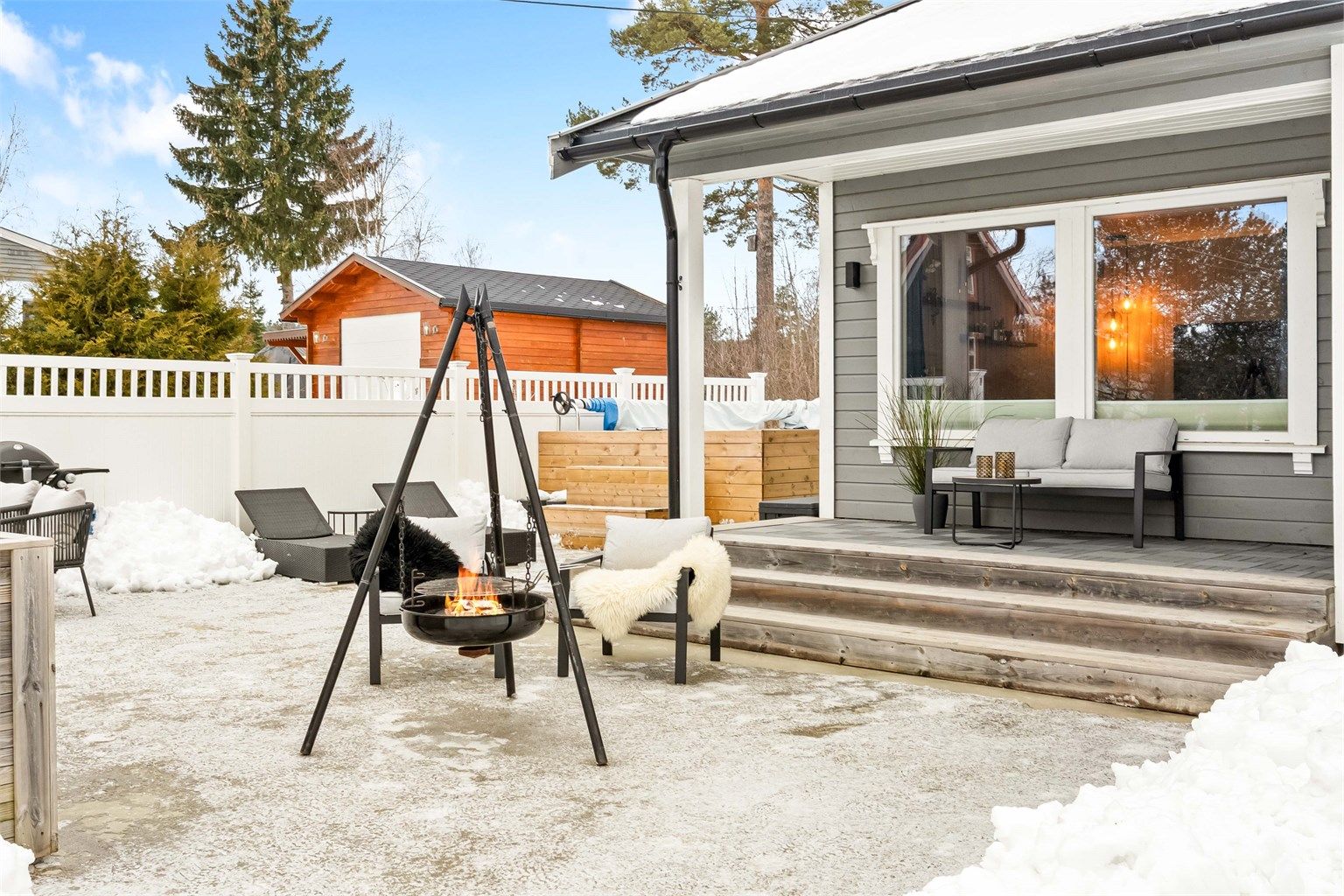 Fra spisestuen har du utgang til det flotte uteområdet.