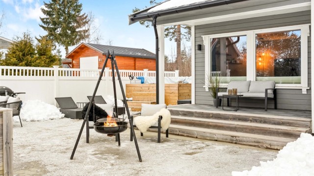 Fra spisestuen har du utgang til det flotte uteområdet.