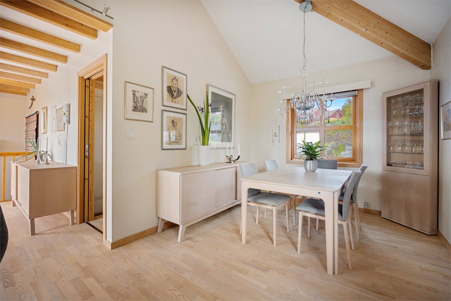 God plass til spisegruppe. Oppvarming av stuearealet skjer gjennom peis, gulvvarme og/eller varmepumpe som er satt inn i stuen.