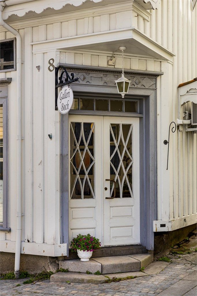 Inngangsdøra til gamle Bøchs bakeri er tidstypisk og en fin detalj på bygget som ble restaurert på slutten 80-tallet.