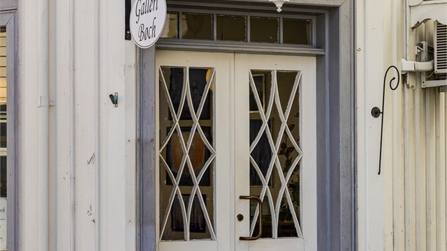 Inngangsdøra til gamle Bøchs bakeri er tidstypisk og en fin detalj på bygget som ble restaurert på slutten 80-tallet.