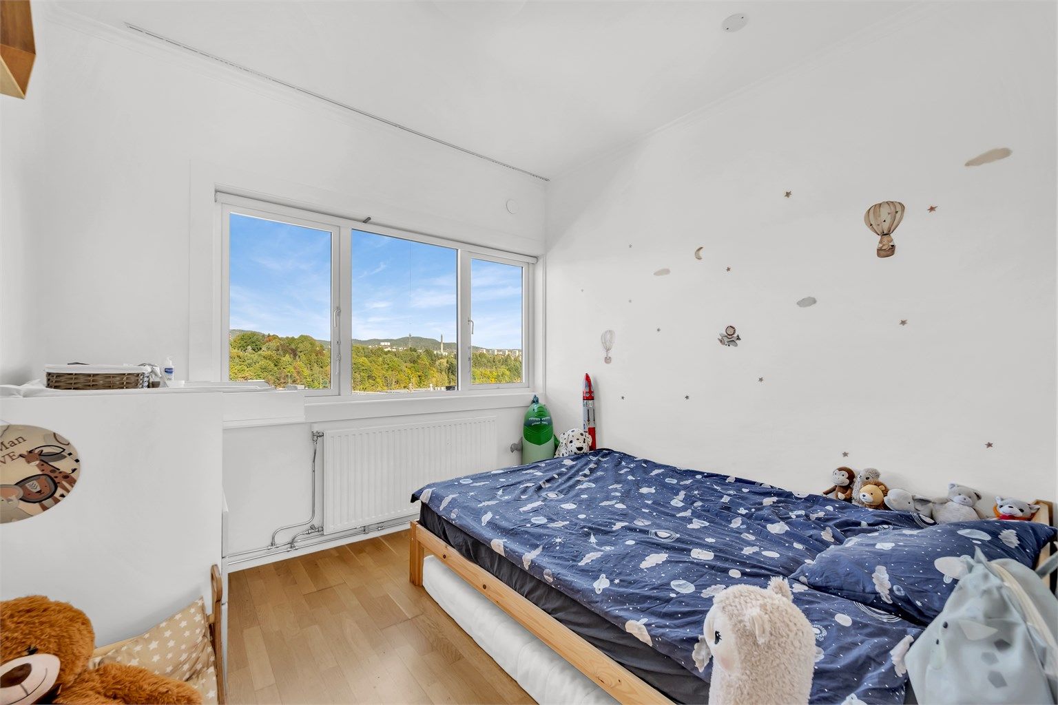 Soverom to har flott utsikt. Rommet har god størrelse med plass til seng, skrivbord og garderobeskap.
