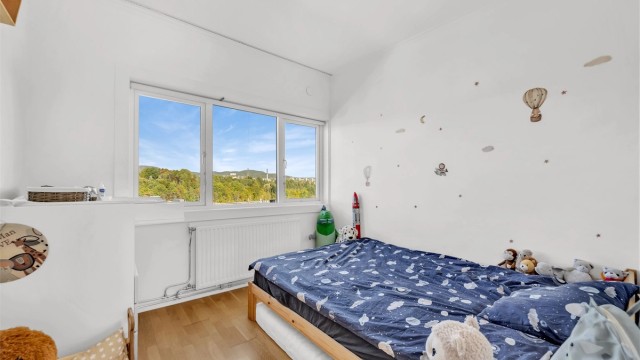 Soverom to har flott utsikt. Rommet har god størrelse med plass til seng, skrivbord og garderobeskap.