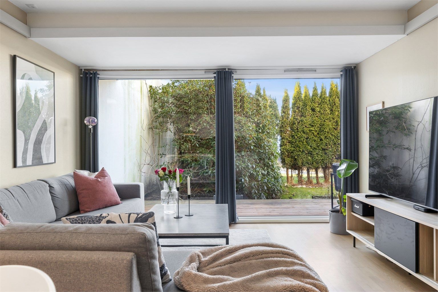 Store vindusflater slipper inn rikelig med naturlig dagslys.