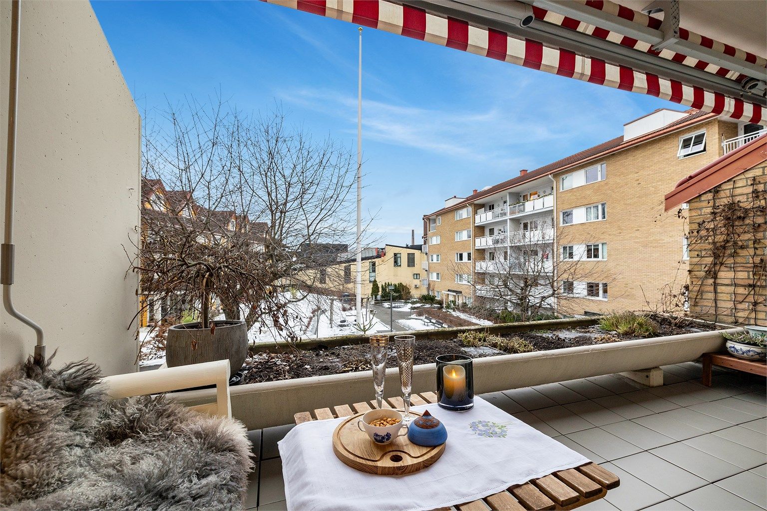 Dette er en lys og stor 2-roms selveier med stor solrik terrasse, garasjeplass og god standard. 