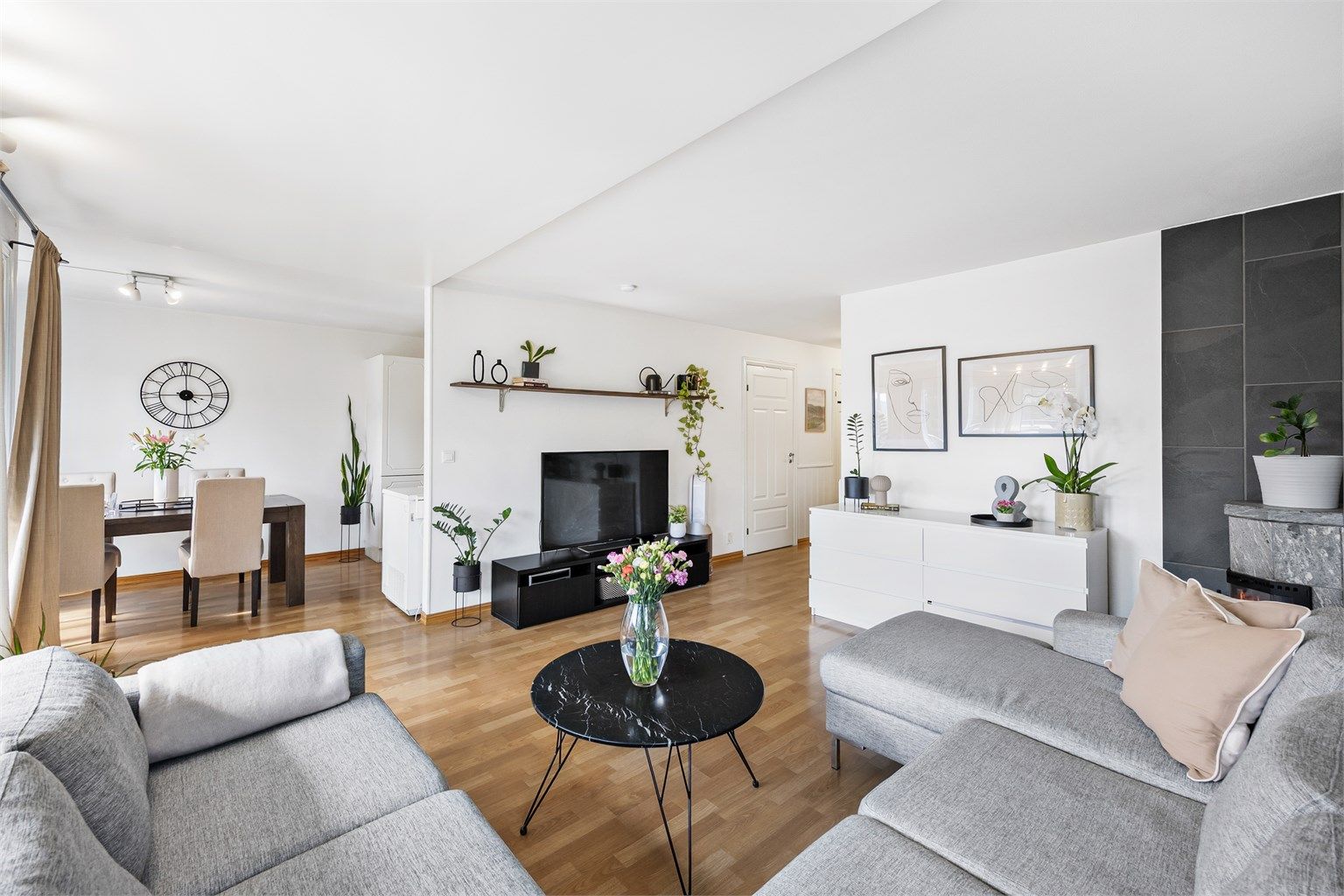 Stuen er romslig og har plass til både en stor sofagruppe og spisebord.