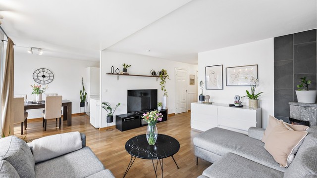 Stuen er romslig og har plass til både en stor sofagruppe og spisebord.