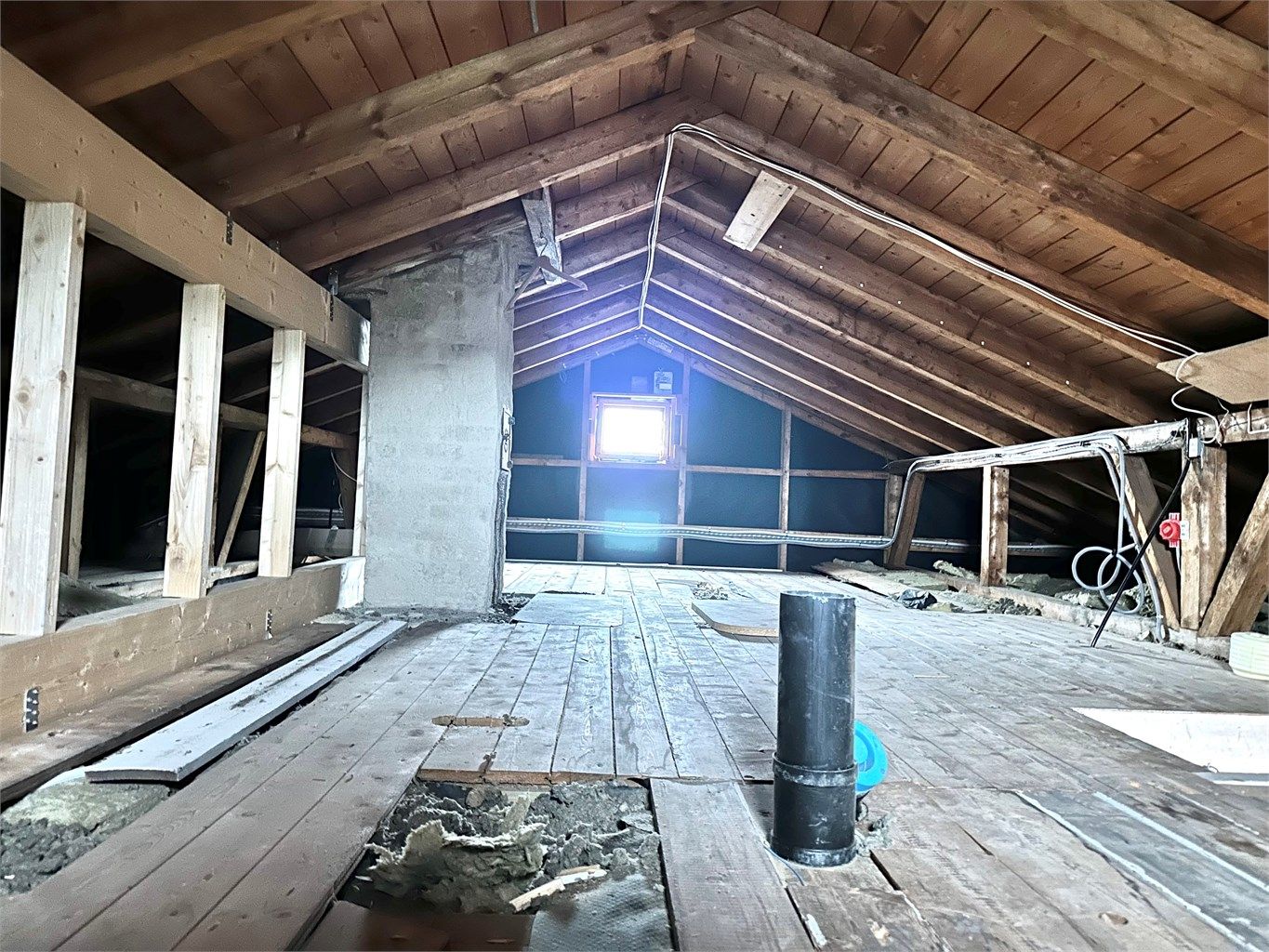 I flg vedtektene har snr. 2 bruksrett på loft og snr. 1 tillater at arealet kan reseksjoneres dersom snr. 2 ønsker å få tinglyst dette som sin egen tilleggsdel. Dette må søkes om og godkjennes av plan og bygningsetaten.