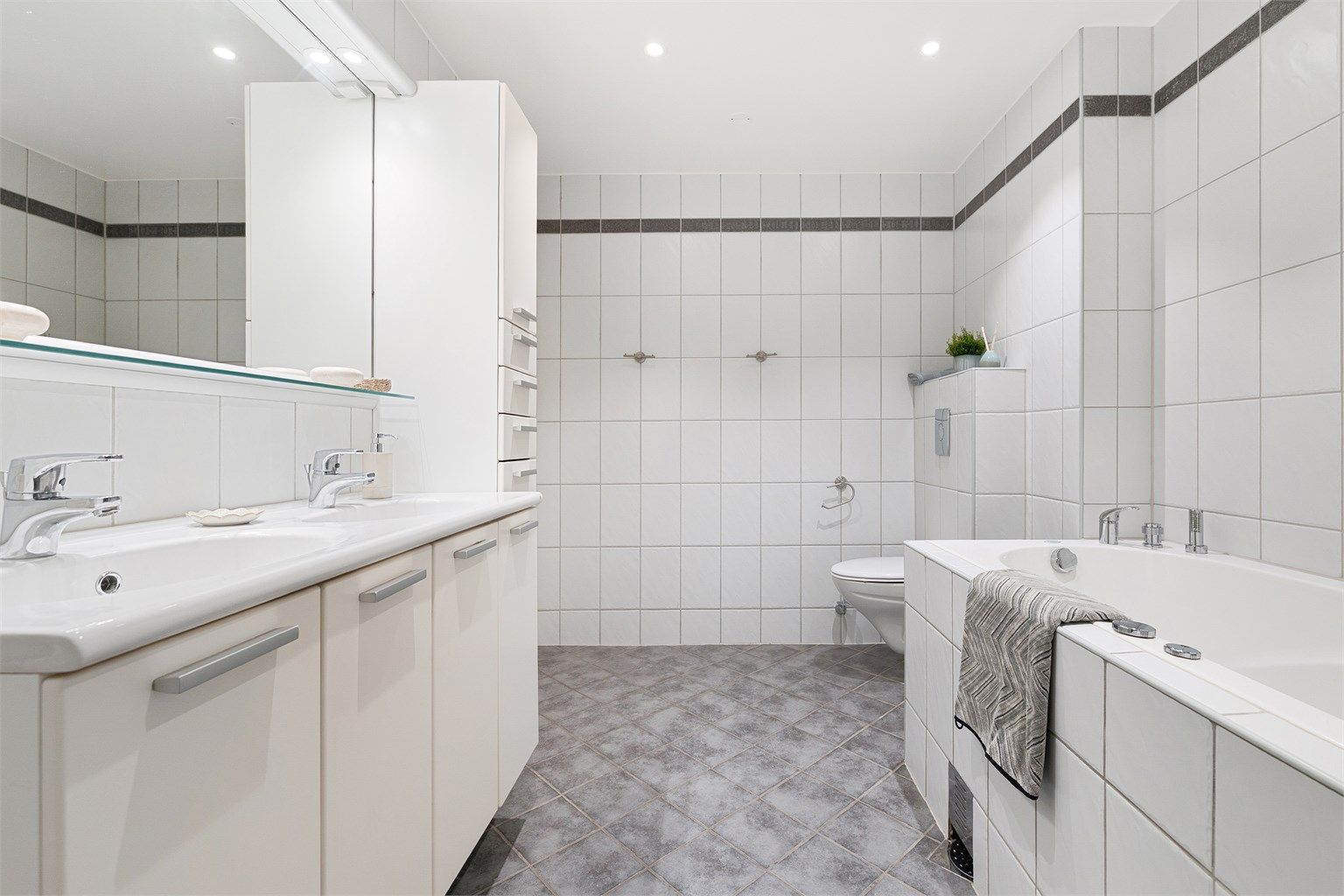 Rikelig med oppbevaringsplass i skap og skuffer på hovedbadet.