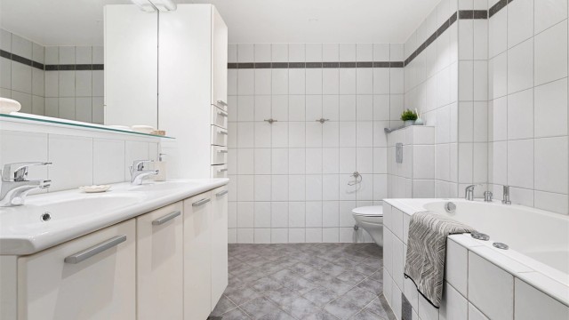 Rikelig med oppbevaringsplass i skap og skuffer på hovedbadet.