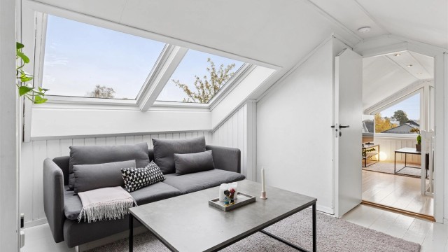 Loftstue med to Velux takvinduer og hvitmalt tregulv.