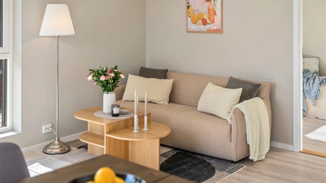 De lyse overflatene reflekterer dagslyset og forsterker romfølelsen.