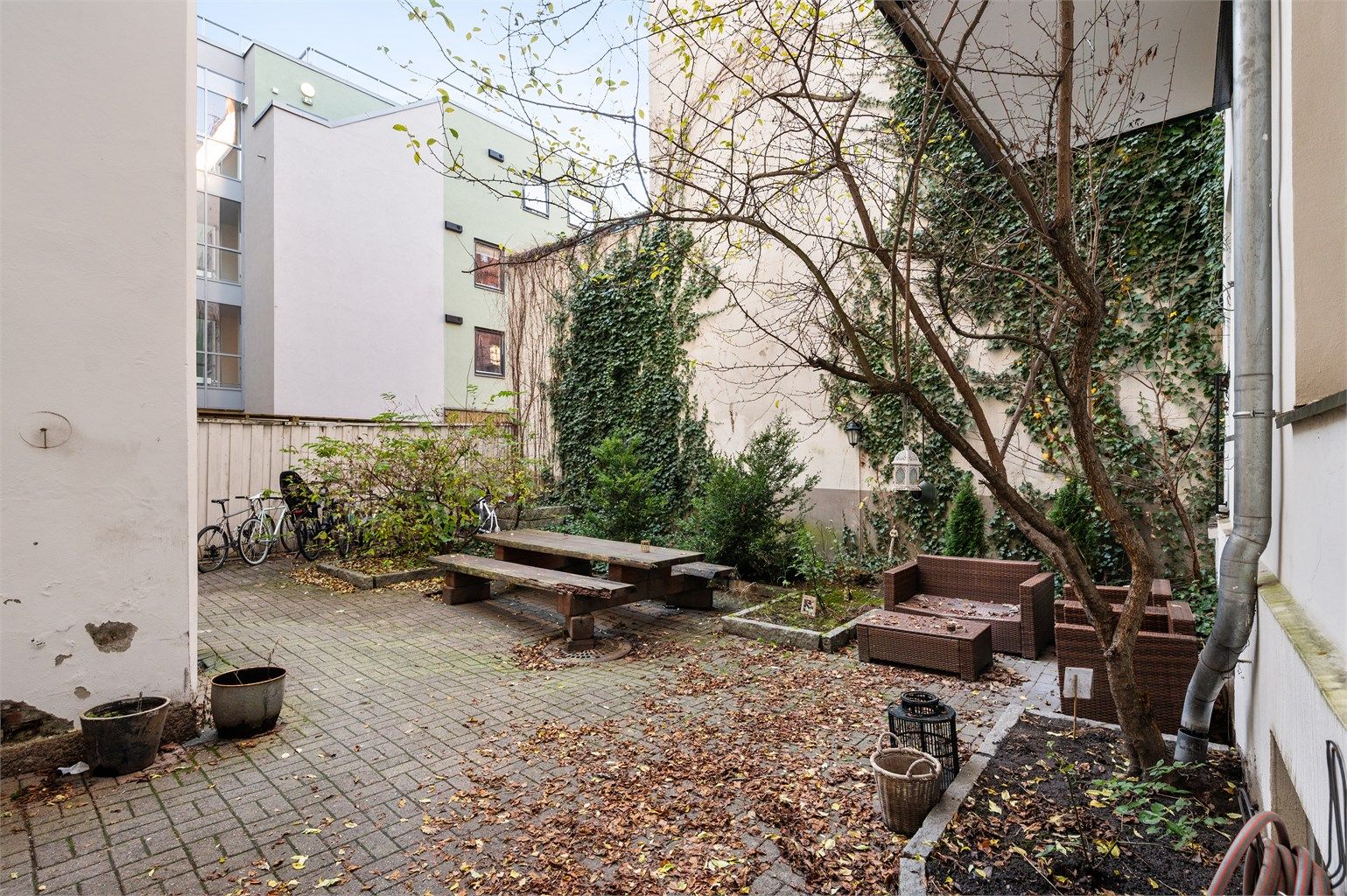 Hyggelig felles tomt for sameiet med blant annet sittegrupper og sykkelstativ.