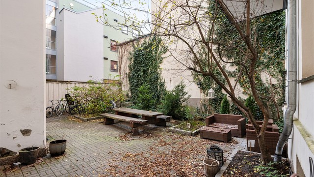 Hyggelig felles tomt for sameiet med blant annet sittegrupper og sykkelstativ.