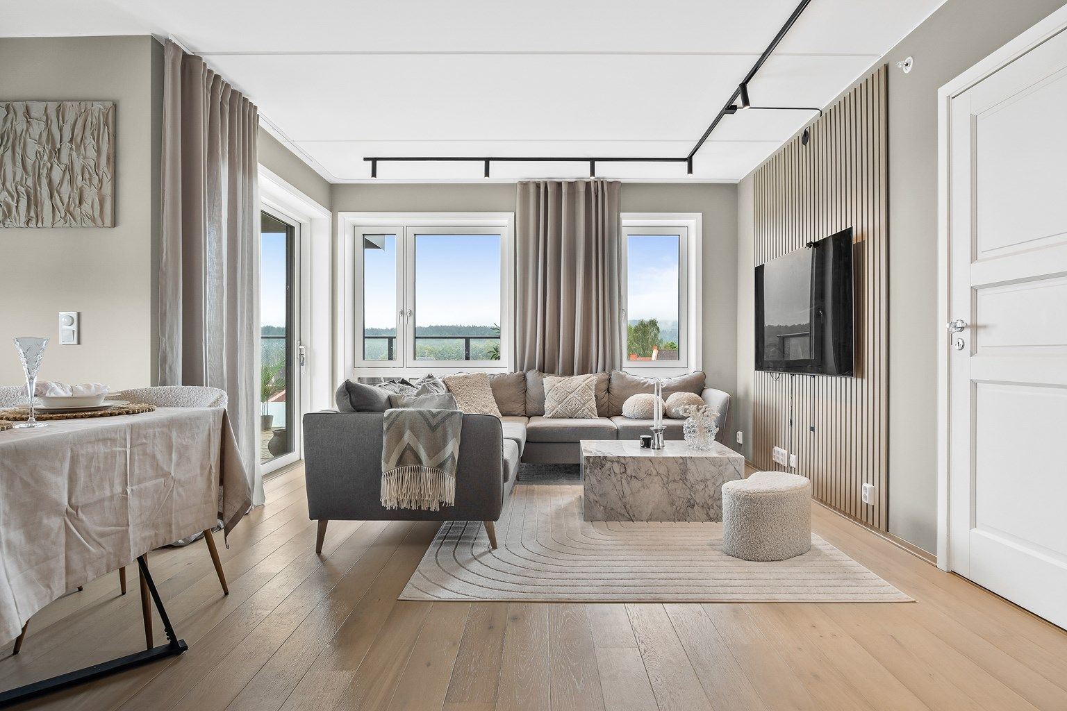  Stuen har en god planløsning med mulighet for ulike soner som plass til spisestue og sofa.